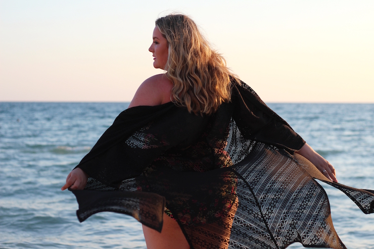 Hola – Curvy Bikini & Kimono